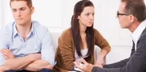 Avvocato Matrimonialista Coppia durante una consulenza legale o mediazione familiare con un professionista