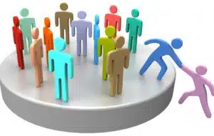 Figure colorate in cerchio aiutano un’altra persona a salire, simbolo di inclusione e supporto sociale.